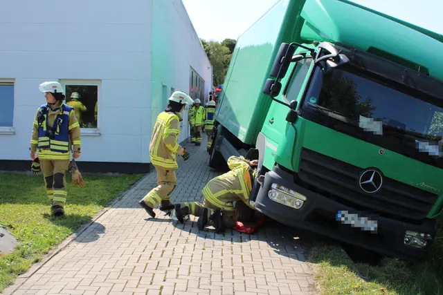  Beide Züge der Stader Feuerwehr waren im Einsatz | Foto: Stefan Braun / FFW Stade