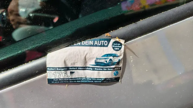 Diese Visitenkarte hängt schon länger am Auto | Foto: sb