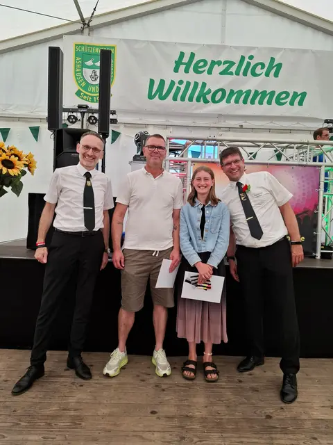 Kinderkönigin Elli Henk und Dorfkönig Tobias Grote (2. v. li.) mit Gratulanten | Foto: Renate Buchholz