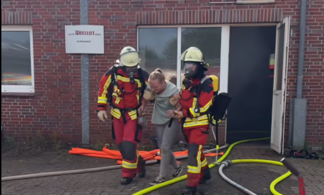 Feuerwehrkräfte bringen eine verletzte Person aus dem angenommenen Brandobjekt in Sicherheit. Die Übung diente dem Zusammenspiel von Feuerwehr und Rettungsdienst | Foto: Gemeinde Neu Wulmstorf