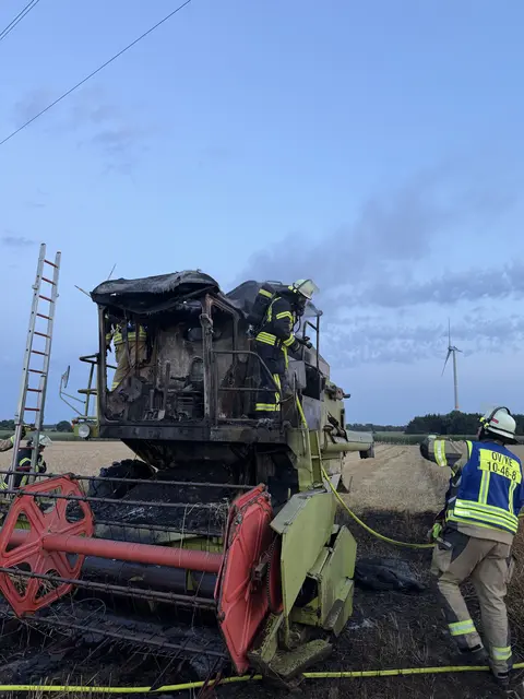 An dem Mähdrescher entstand Totalschaden | Foto: T. Esch / Feuerwehr Buxtehude