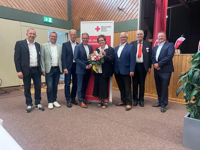 Redner und Jubilare beim Festakt in der Festhalle sowie Blumen für Annegret Bösch | Foto: ig