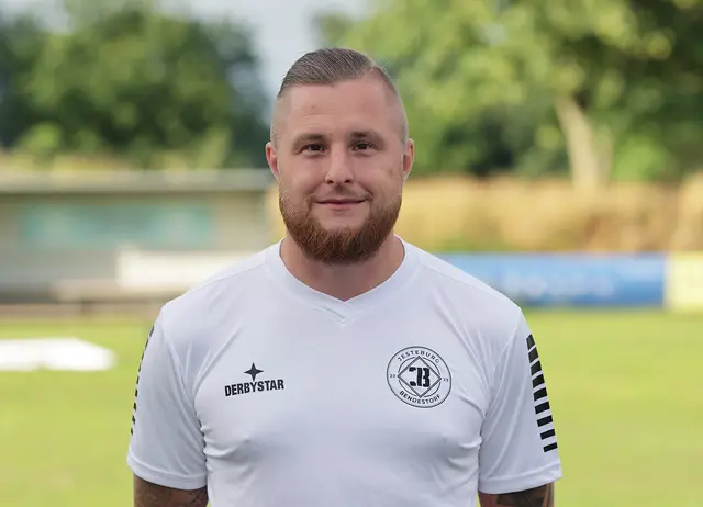 Der neue FC-Trainer Lucas Pfluger freut sich auf das Spiel | Foto: FC JeBe