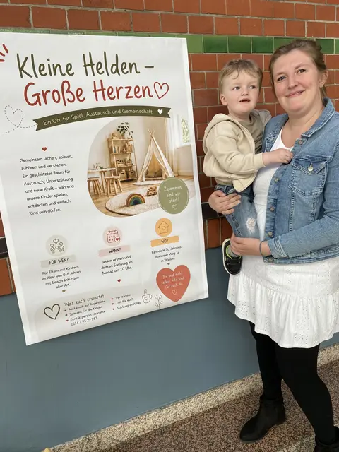  Jeanette Rieckmann mit ihrem Sohn vor dem Plakat der Selbsthilfegruppe | Foto: Stadt Winsen
