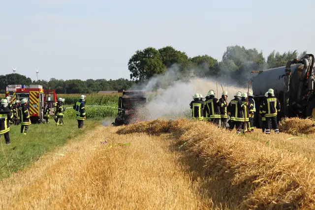 Das Feuer sprang  auf das Stoppelfeld über | Foto: Rolf Hillyer-Funke/Feuerwehren SG Oldendorf-Himmelpforten