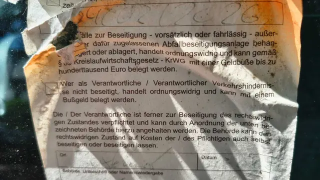 Das Buxtehuder Ordnungsamt hat schon vor Monaten ein Schreiben am Fahrzeug befestigt | Foto: sb