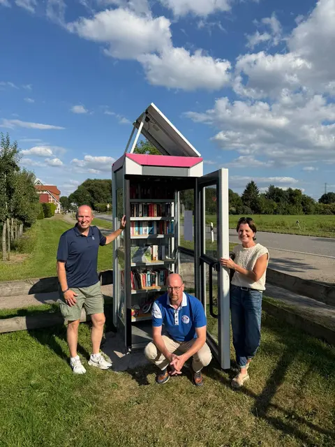 Tobias Handtke (v.li.), Andreas Bartels und Britta Holst vor der Tauschbörse | Foto: Gemeinde Neu Wulmstorf