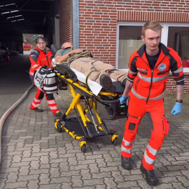 Der Rettungsdienst übernimmt die Versorgung und den Transport eines Verletzten | Foto: Gemeinde Neu Wulmstorf