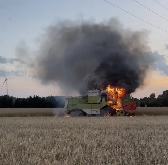 Beim Eintreffen der Feuerwehr stand der Mägdrescher bereits in Flammen | Foto: T. Esch / Feuerwehr Buxtehude