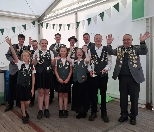 Einige Orden und Pokale wurden beim Schützenfest in Ashausen verteilt | Foto: Renate Buchholz