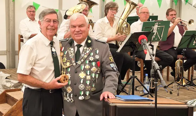 Ortsbürgermeister Norbert Wilezich (re.) überreichte den Seevetaler Löwen beim Ramelsloher Schützenfest an Bodo Rick | Foto: SV Ramelsloh