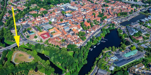 Der Adolf-Ravelin mit dem Stader Bürgerpark befindet sich am Rande der Altstadt jenseits des Burggrabens (gelber Pfeil) | Foto: Martin Elsen / nord-luftbilder.de