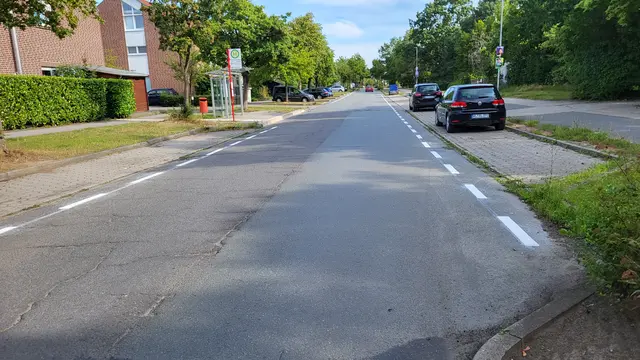 Die gestrichelten Linien begrenzen die "Dooring-Zonen". Das bedeutet in diesem Fall aber für die Autofahrer, dass sie möglichst weit rechts parken müssen und trotzdem den Schulterblick vor dem Türöffnen nicht vergessen dürfen | Foto: sh