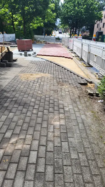 Die Zufahrten zum Buenser Weg werden mit roten Steinen abgegrenzt um zu zeigen, dass der Autofahrer hier keine Vorfahrt hat | Foto: sh