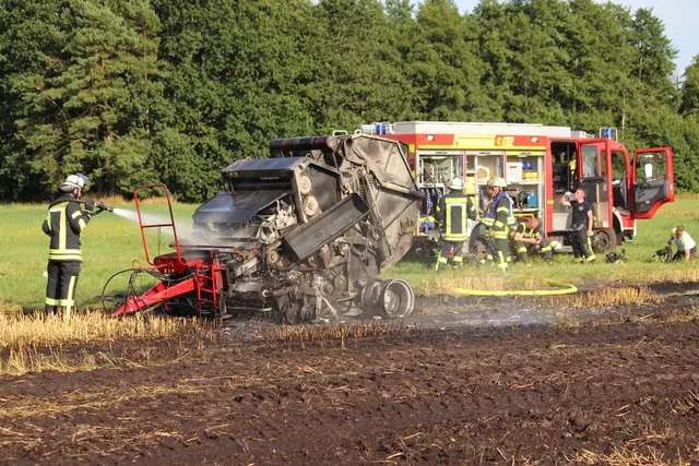 Die Ballenpresse ist komplett ausgebrannt | Foto: Rolf Hillyer-Funke/Feuerwehren SG Oldendorf-Himmelpforten