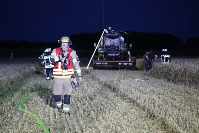 Der Einsatz der Feuerwehr dauerte bis in die Nacht | Foto: T. Esch / Feuerwehr Buxtehude