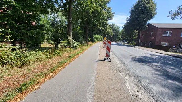 Statt der Schutzplanke wurden in der Kurve Baustellenbaken aufgestellt