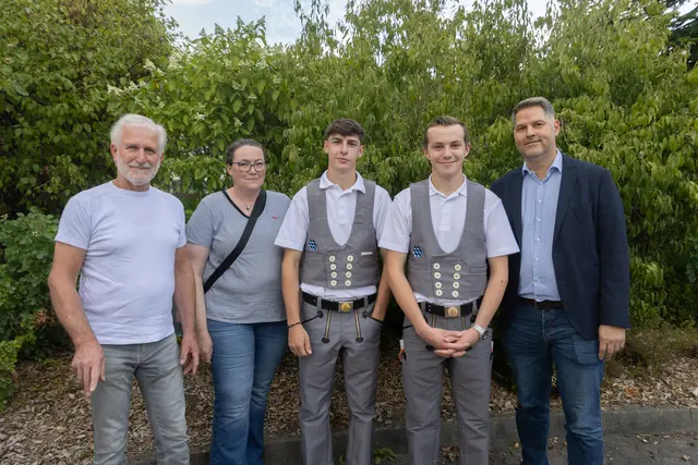 Der Vorsitzende der Prüfungskommission Bertram Struwe (von links) sowie Berufsschullehrerin Birgit Kahrmann freuten sich mit Timo Ladwig und Bent Frings über die bestandenen Prüfungen. Obermeister Christian Effinger gratulierte ebenfalls | Foto: ks