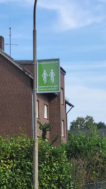 Das wichtigste Schild im Buenser Weg: Es ist eine Fahrradstraße, Radfahrer haben Vorrang | Foto: sh