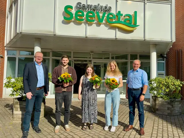 Willkommen bei der Gemeinde: Mike Wille (v. li., Allgemeiner Verwaltungsvertreter), Almir Pepic, Mia Poncza, Livia Ratzka, Maic Häßler (Leitung Personalabteilung) | Foto: Gemeinde Seevetal