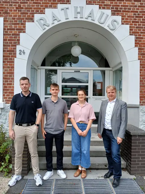 Samtgemeinde-Bürgermeister Dr. Peter Dörsam (re.) und Jan-Christoph Koopsingraven, Fachdienstleiter Personal (li,) begrüßen Liska Hocks und Niklas Bomballa