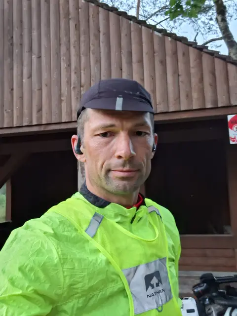 Für die Nachtfahrt legt Immanuel Buchholz wärmere Kleidung und für die bessere Sichtbarkeit eine Warnweste an | Foto: I. Buchholz