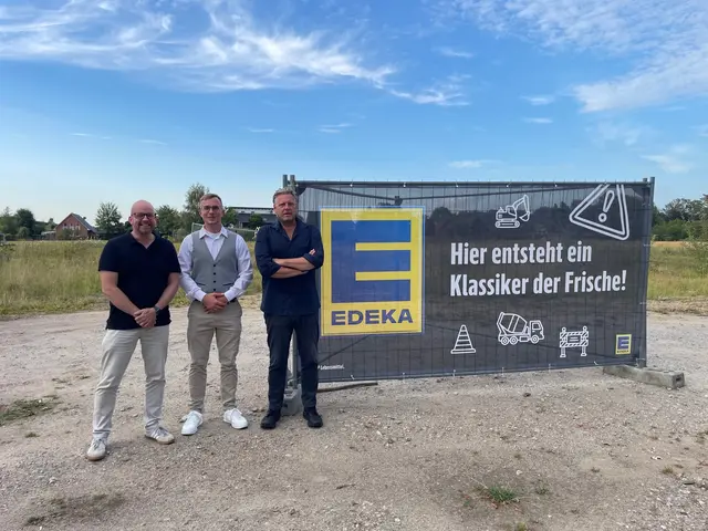 Auf der Fläche, auf der der Edeka-Markt entstehen soll (v. li.): Heidenaus Gemeindedirektor Alexander Schultz, Jan Wucherpfennig (Edeka) und Bürgermeister Dierk Beneke | Foto: Silke Dreyer