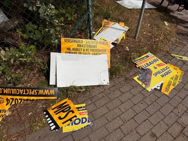 Auch Veranstaltungsplakate wurden abgerissen und zerstört liegengelassen | Foto: Von Heydebreck