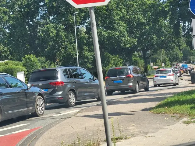 Ob Berufsverkehr oder kleine Baustelle - der Verkehr in Buchholz steht, wie hier in der Bremer Straße | Foto: sh