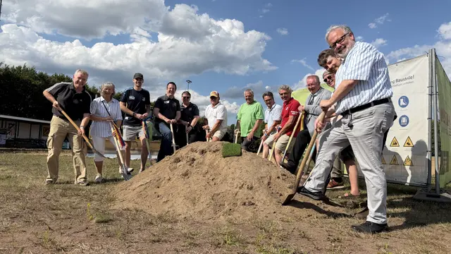 Große Freude beim Spatenstich - die Mitwirkenden des Großprojekts | Foto: tml