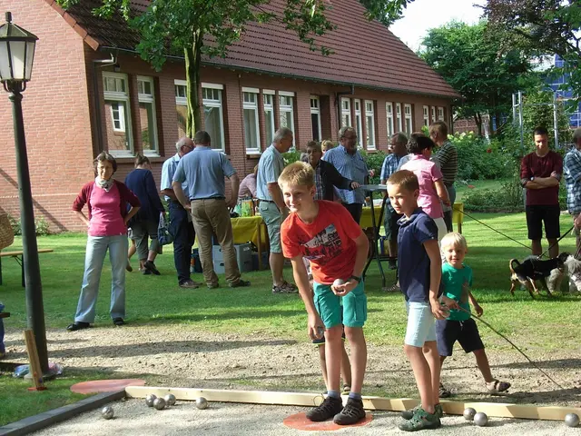 Vor zehn Jahren wurde die Boule-Bahn mit vielen Gäste eingeweiht | Foto: Schlichtmann / WOCHENBLATT-Archiv