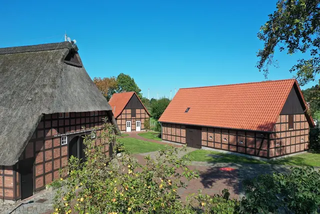 Das Kutenholzer Heimathaus "Op de Heidloh" (li.) mit benachbarten Gebäuden  | Foto: Heimat- und Kulturkreis Kutenholz