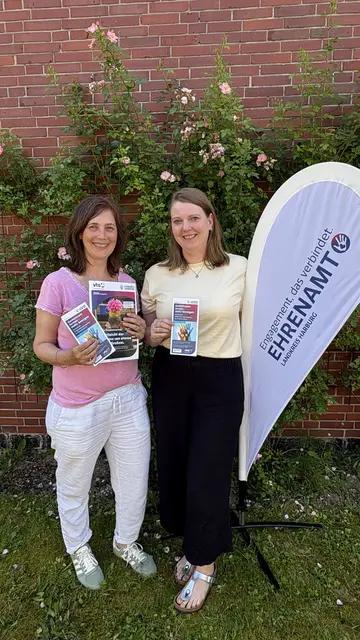 Ellen Giering von der KVHS (li.) und Ehrenamtsbeauftragte Birthe Gutjahr bieten ein vielfältiges Weiterbildungsangebot für Ehrenamtliche an | Foto: ©Landkreis Harburg