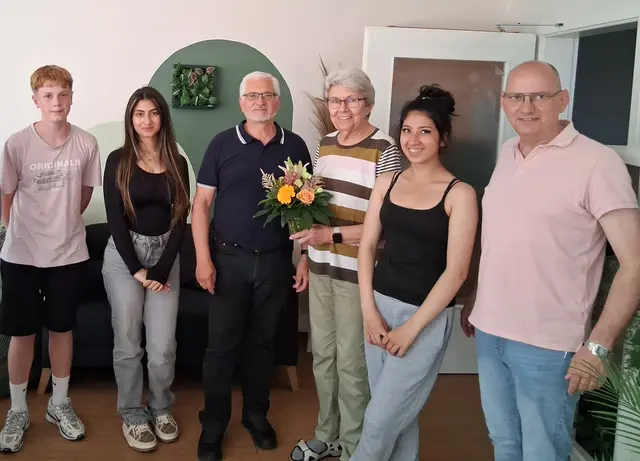 Jubilarin Doris Gabriel mit Schülern des Wahlpflichtkurses, Schulleiter Andreas Neises (re.) und Roger Grewe, Vorsitzender des Kreisseniorenbeirates | Foto: Neises