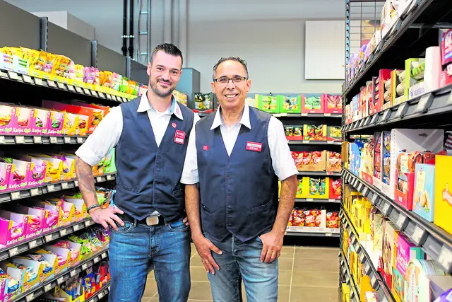 Marktleiter Tahar Smaali (re.) und sein Stellvertreter Daniel Wentzien freuen sich auf die Neueröffnung | Foto: sb