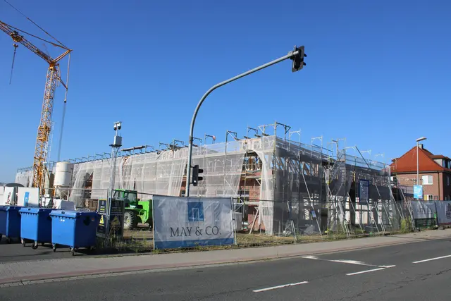 Auf der Baustelle für das Nahversorgungszentrum an der Salzhäuser Bahnhofstraße ruht derzeit weitgehend der Betrieb | Foto: ce