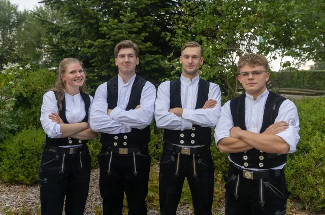 Die Innungsbesten (von li.): Charlotte-Luise Peper, Falk Cohrs, Tim Frederik Peick und Franz von Ascheraden  | Foto: ks