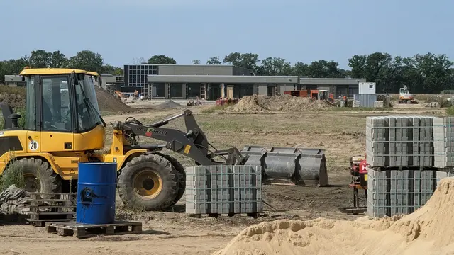 Der Innenausbau der Schule ist soweit wie nötig fertig für den ersten Schwung ABC-Schützen - draußen ist allerdings noch viel zu tun. | Foto: Jan Filter
