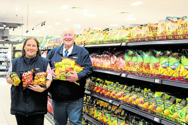 Marktleiter Hartmut Holst und Mitarbeiterin Monika Walkowiak in der neuen Abteilung für salzige Snacks | Foto: sb