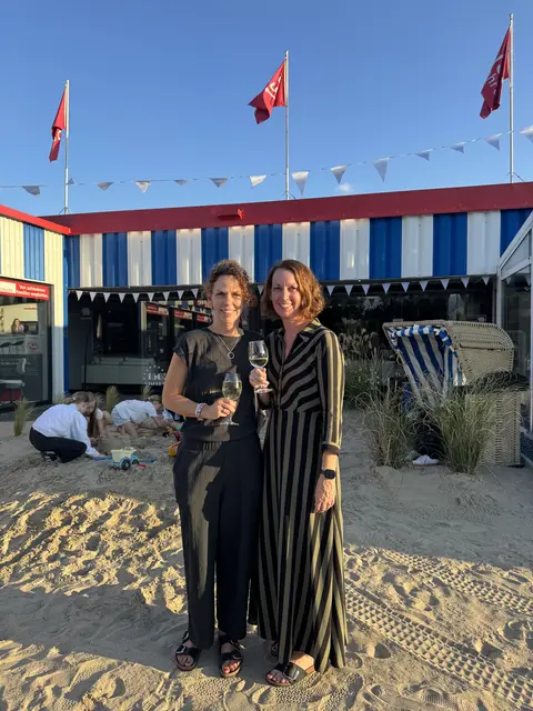 Beke Rulfs und Anneke Rulfs-Frahm freuen sich auf viele Gäste | Foto: Möbel Rulfs