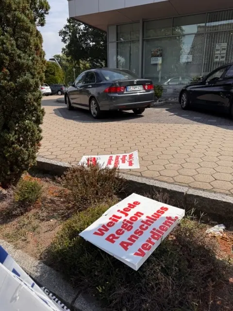 Plakate in den Rabatten | Foto: Von Heydebreck
