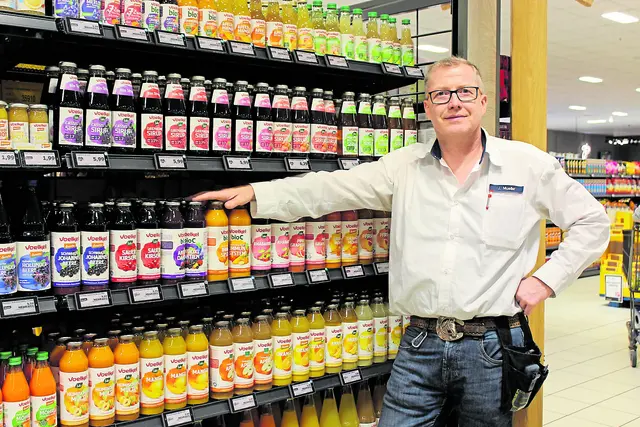 Jan Müller mit der großen Auswahl an Säften der renommierten Marke Voelkel | Foto: sb