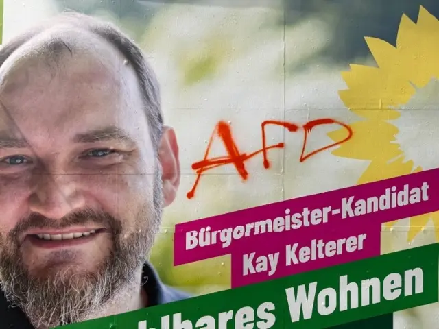 Große Plakatwände wurden mit dem AFD-Kürzel (allerdings falsch mit großem "F") beschmiert | Foto: Von Heydebreck