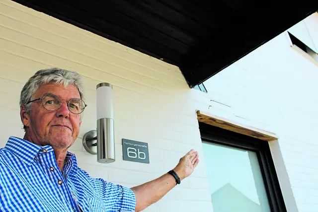 Harald Beecken macht sich Sorgen, wann und ob sein Haus repariert werden kann. An vielen Stellen - hier über einem Fenster neben der Haustür - entstanden Risse | Foto: pöp