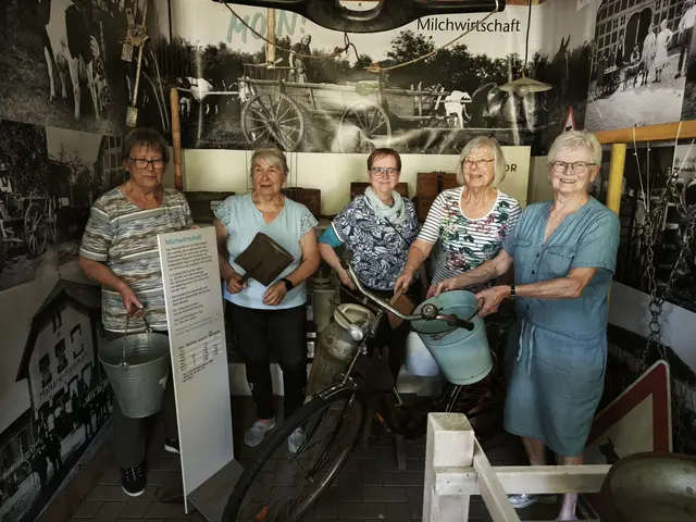 Die Remisenmitglieder (v. li.) Christa Zühlsdorff, Heidi Iversen, Marianne Bardenhagen, Jutta Kremer und Magda Mügge rücken den Objekten mit Putzmitteln zu Leibe | Foto: Mügge