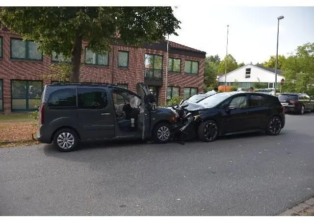 Beide Autos waren nicht mehr fahrbereit | Foto: Polizei