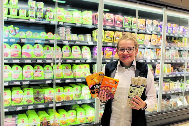  Ewelina Waloschyk präsentiert die enorme Vielfalt an vegetarischen und veganen Produkten | Foto: sb