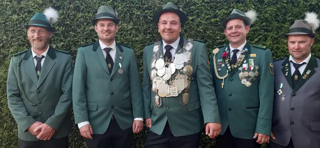 Zum neuen Königsteam gehören (v. li.) Sebastian Köhler, Tim Langerbein, König Torben Riege, Kevin Riege, Lars Flügge | Foto: Olaf Schmerling