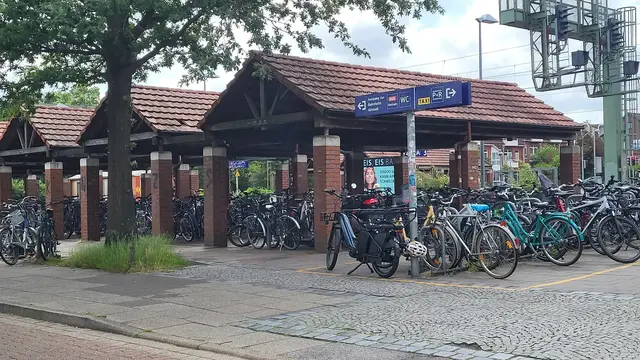 Die Hansestadt überprüft in den kommenden Tagen die Fahrradständer am Bahnhof