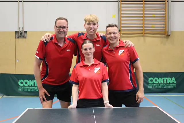 Das Siegerteam des TSV Stelle mit (v.l.): Dennis Banek, Jan Niklas Tietje, Hartwig Wilkens, und Diana-Ana Kovacs (vorne)  | Foto: Koenecke